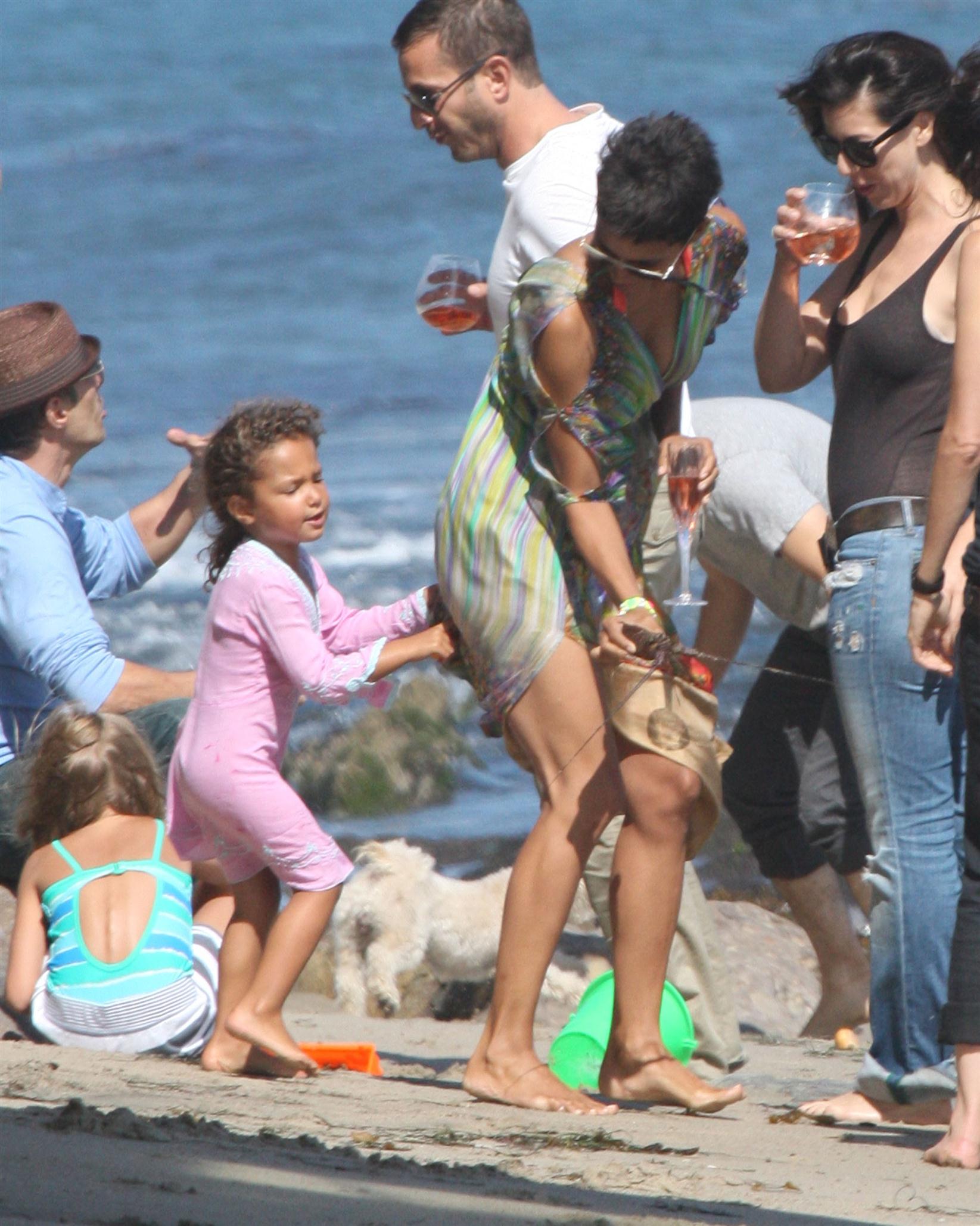 Halle Berry spends her 45th birthday on Malibu Beach photos | Picture 59734